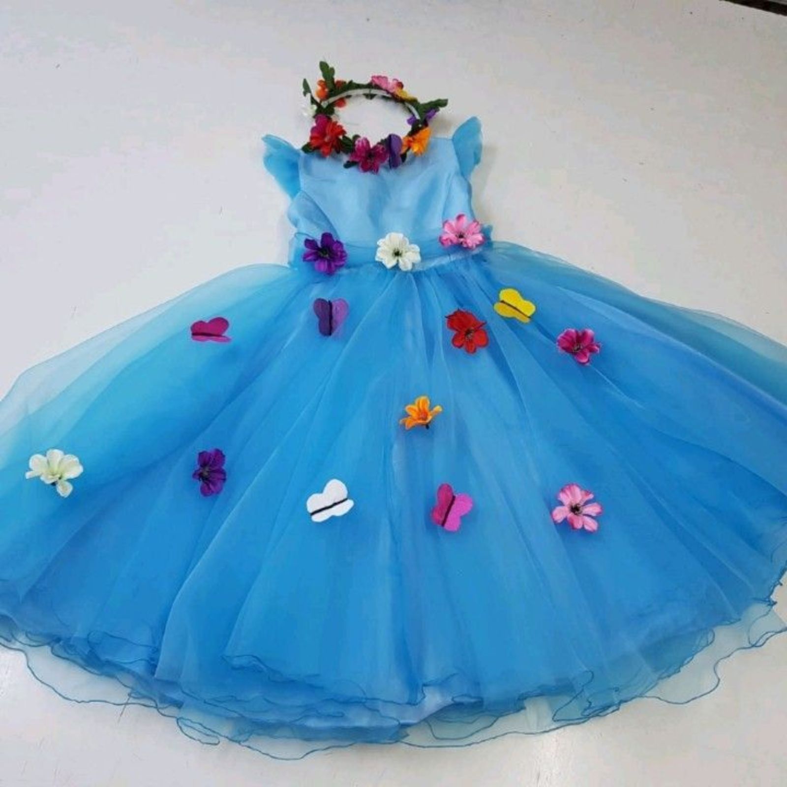 Prințesa bleu cu flori și fluturași