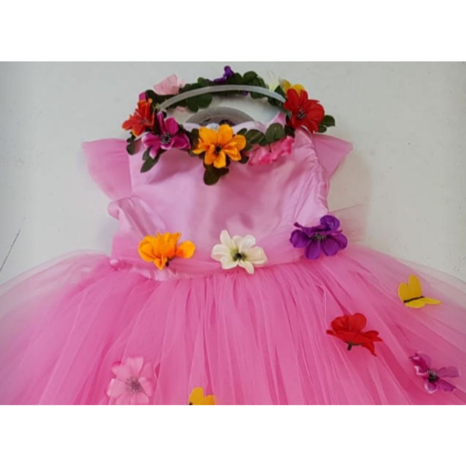 Prințesa Roz cu flori și fluturași