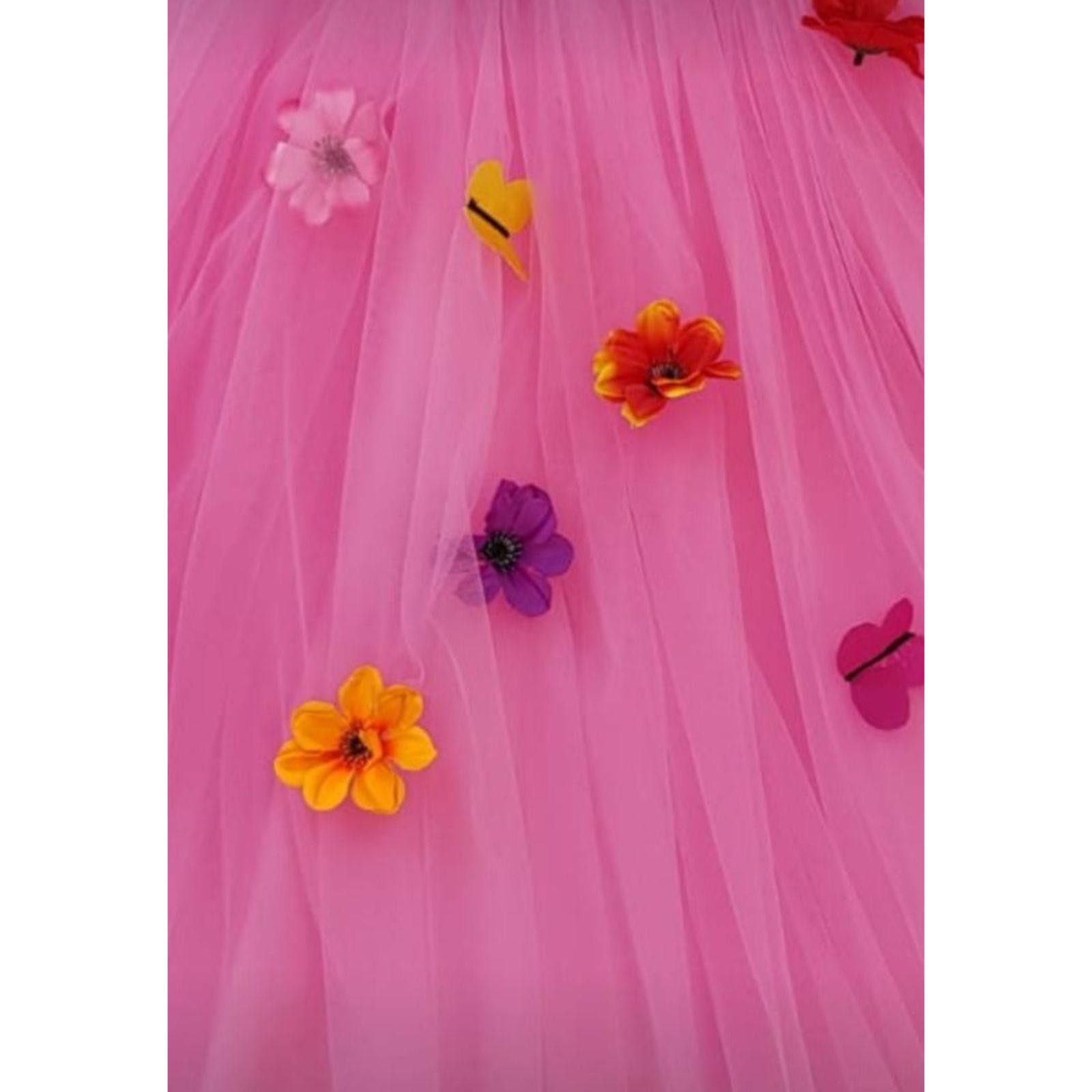 Prințesa Roz cu flori și fluturași